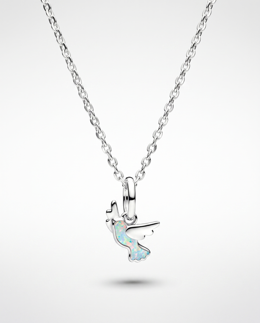 Colombe Charm von Veyra Paris - an der Kette getragen