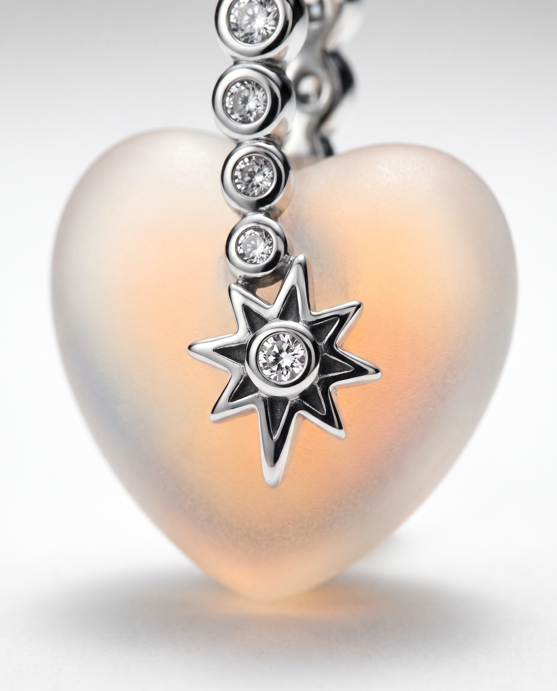 Aurore Charm von Veyra Paris - Detailaufnahme