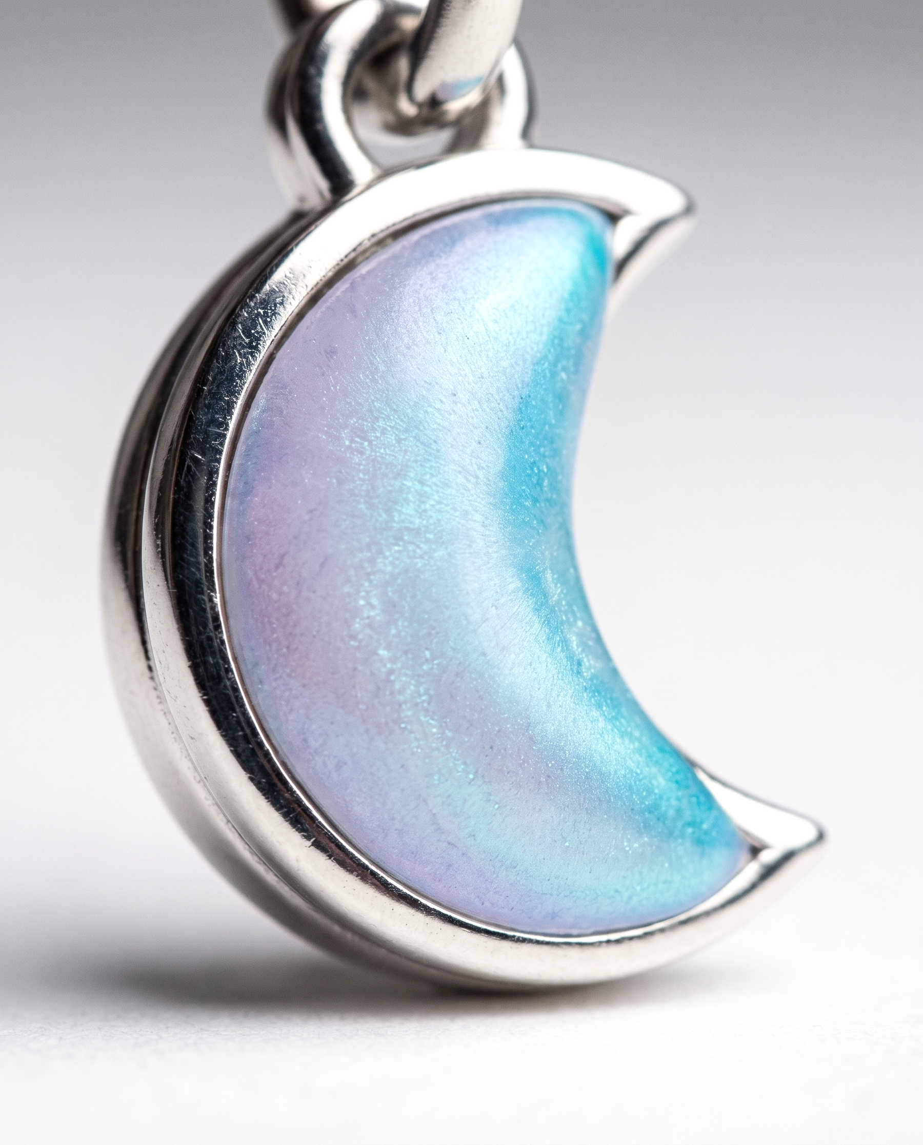 Lune Argent Charm von Veyra Paris - Detailaufnahme