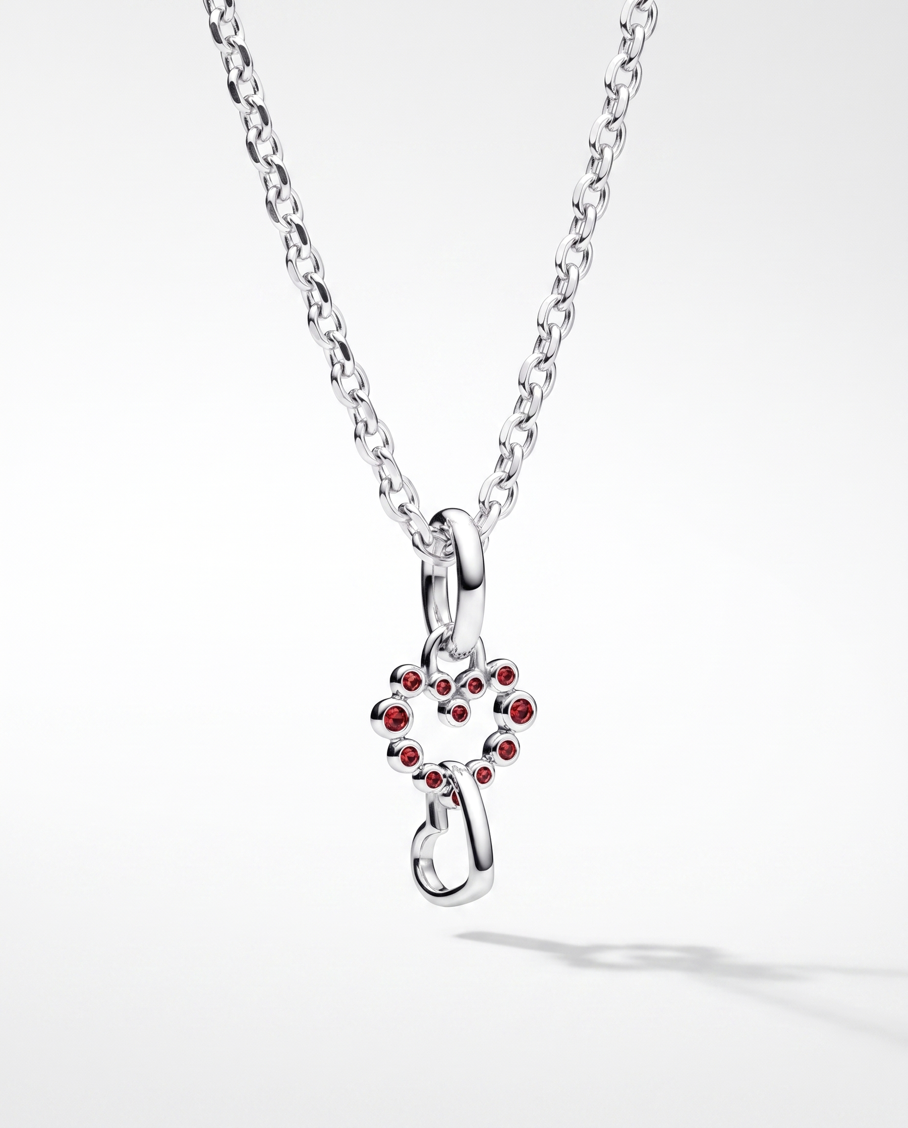 Passion Charm von Veyra Paris - an der Kette getragen