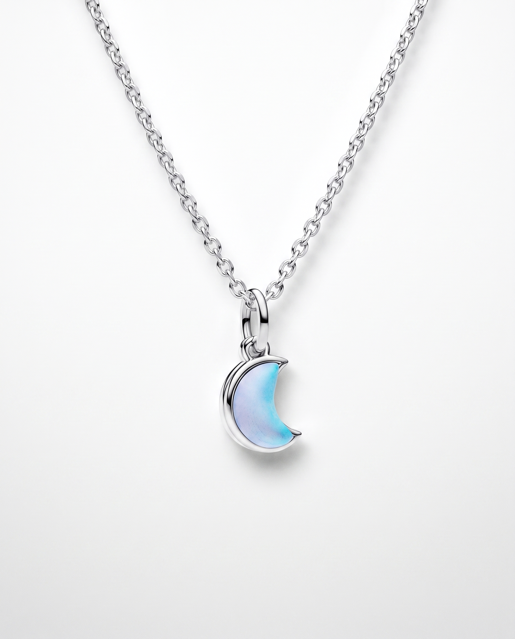 Lune Argent Charm von Veyra Paris - an der Kette getragen