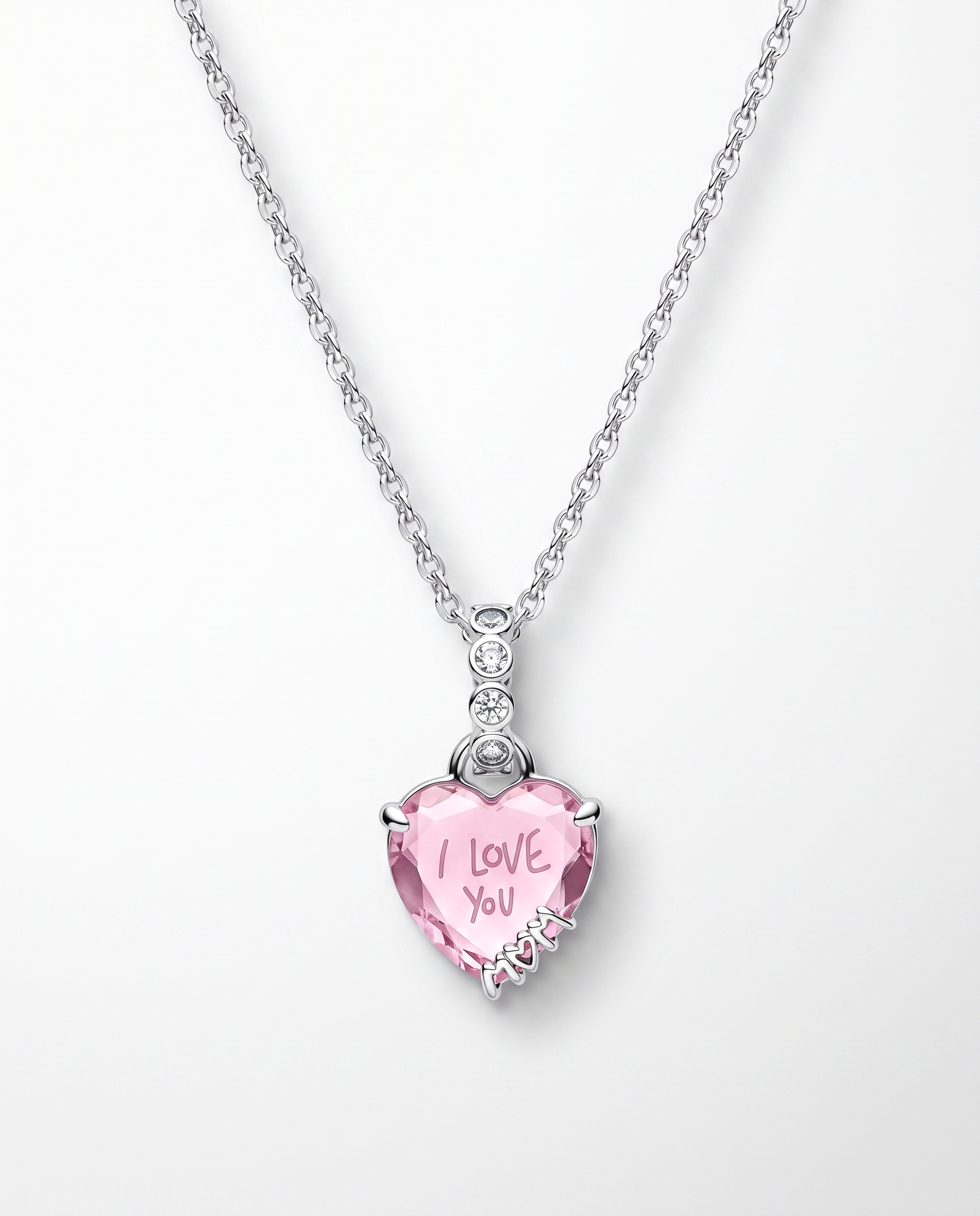Amour Charm von Veyra Paris - an der Kette getragen