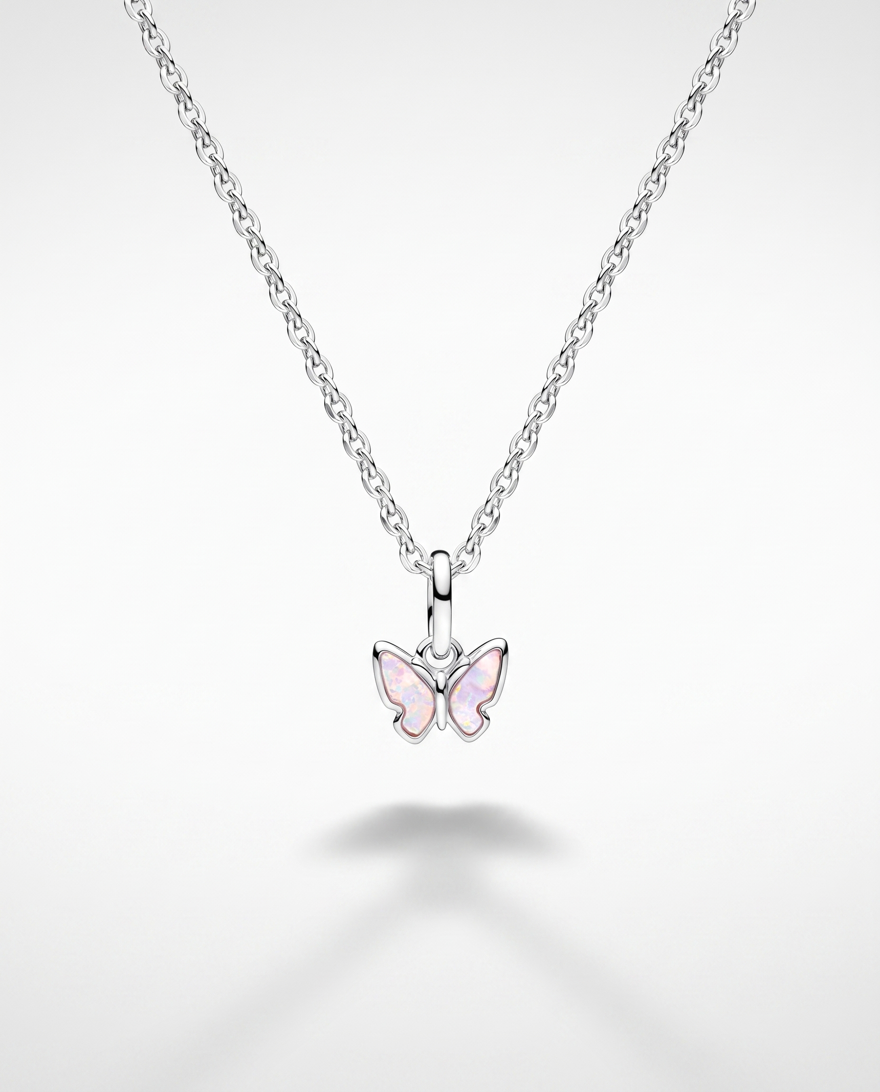 Papillon Charm von Veyra Paris - an der Kette getragen