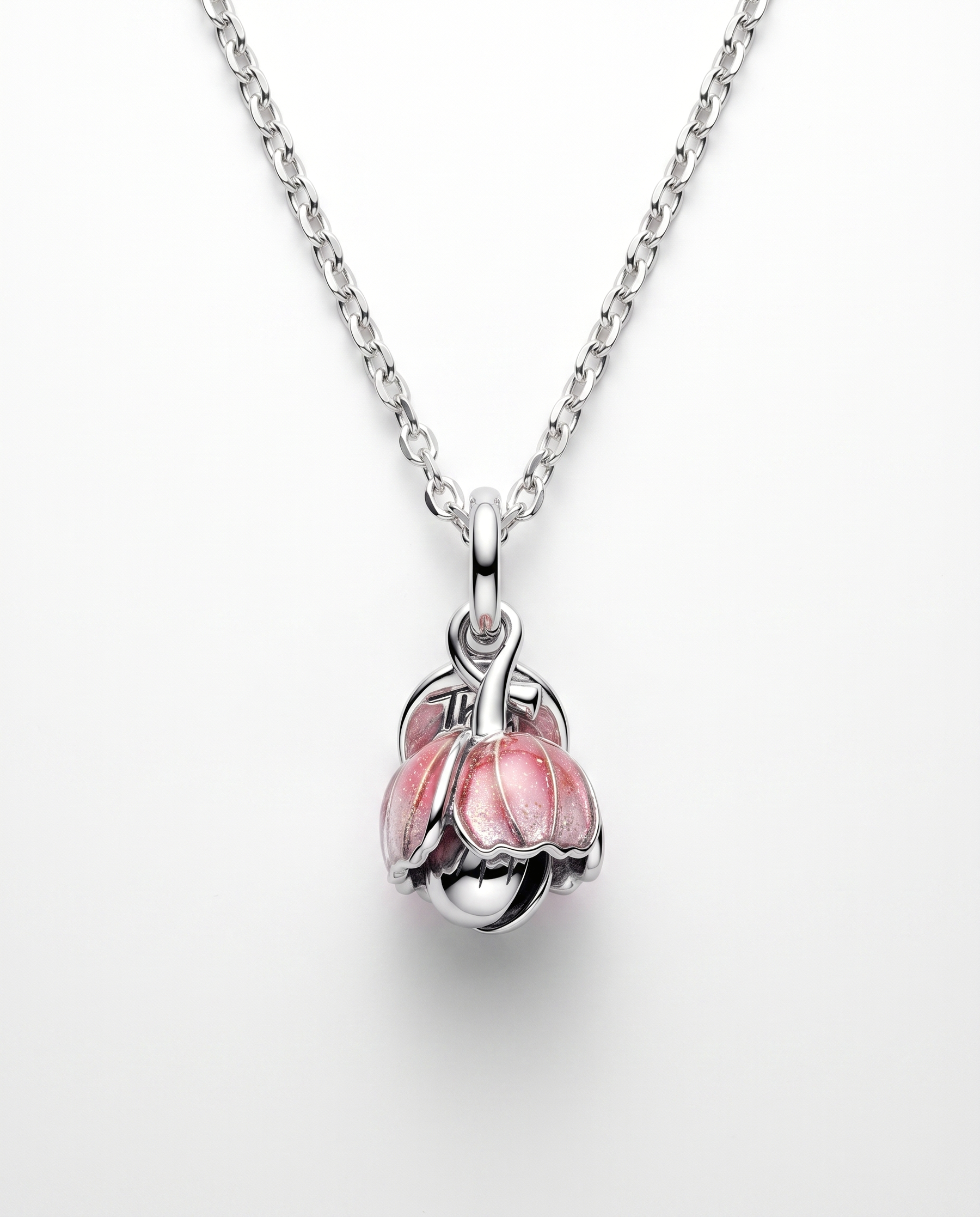 Pivoine Charm von Veyra Paris - an der Kette getragen