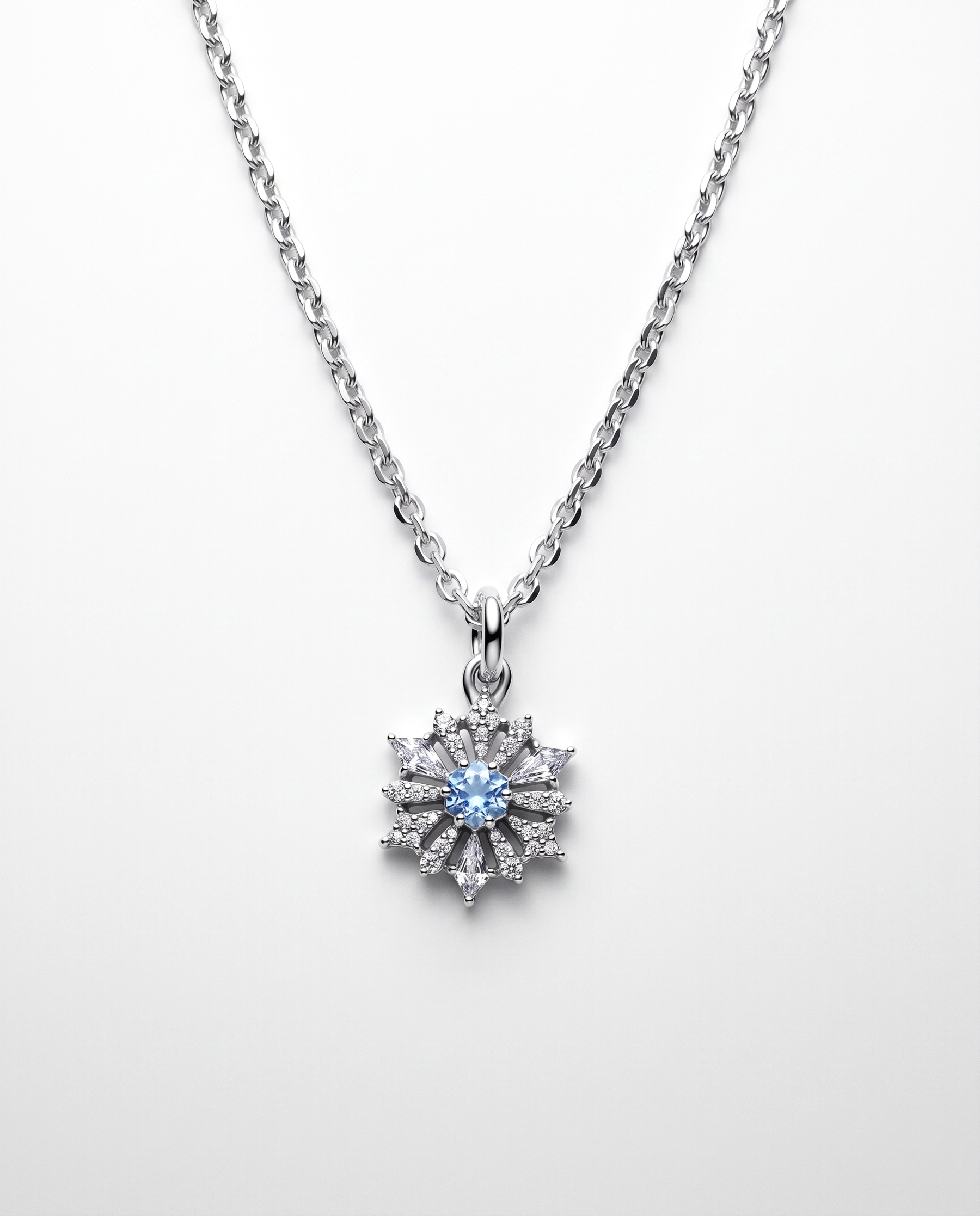 Cristal Charm von Veyra Paris - an der Kette getragen