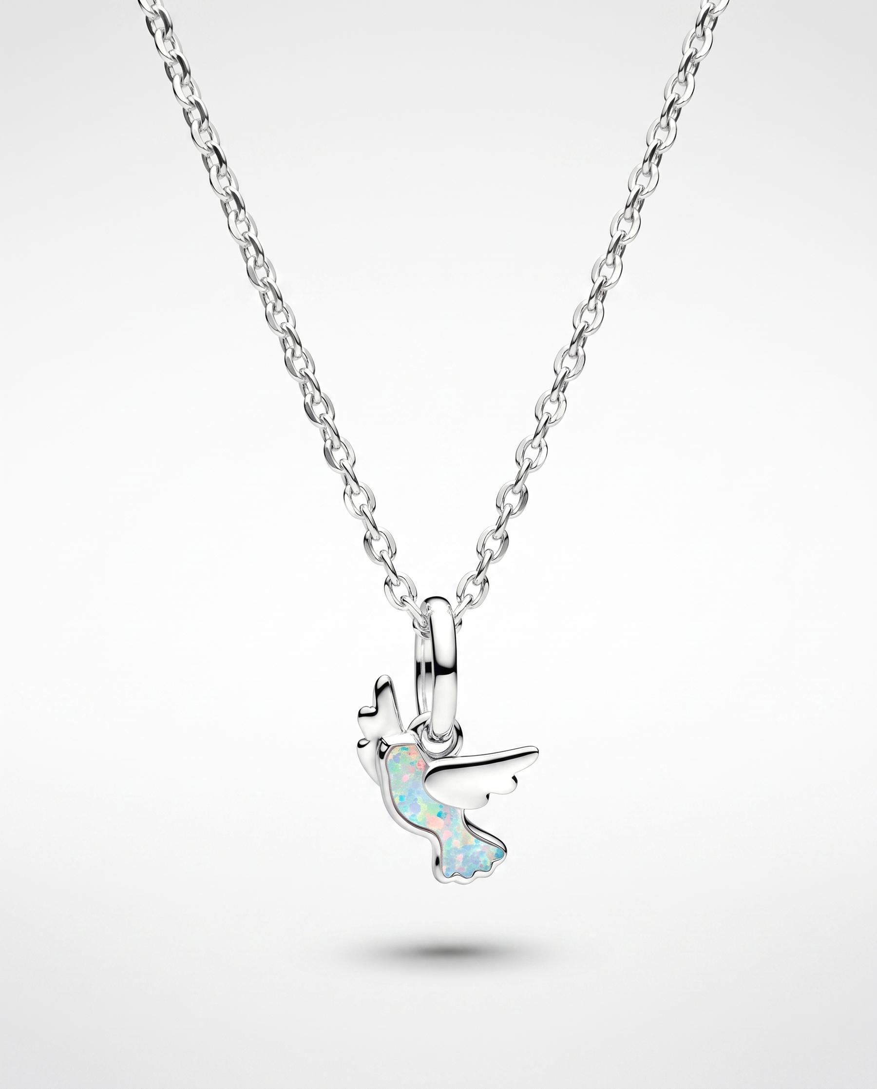 Colombe Charm von Veyra Paris - an der Kette getragen