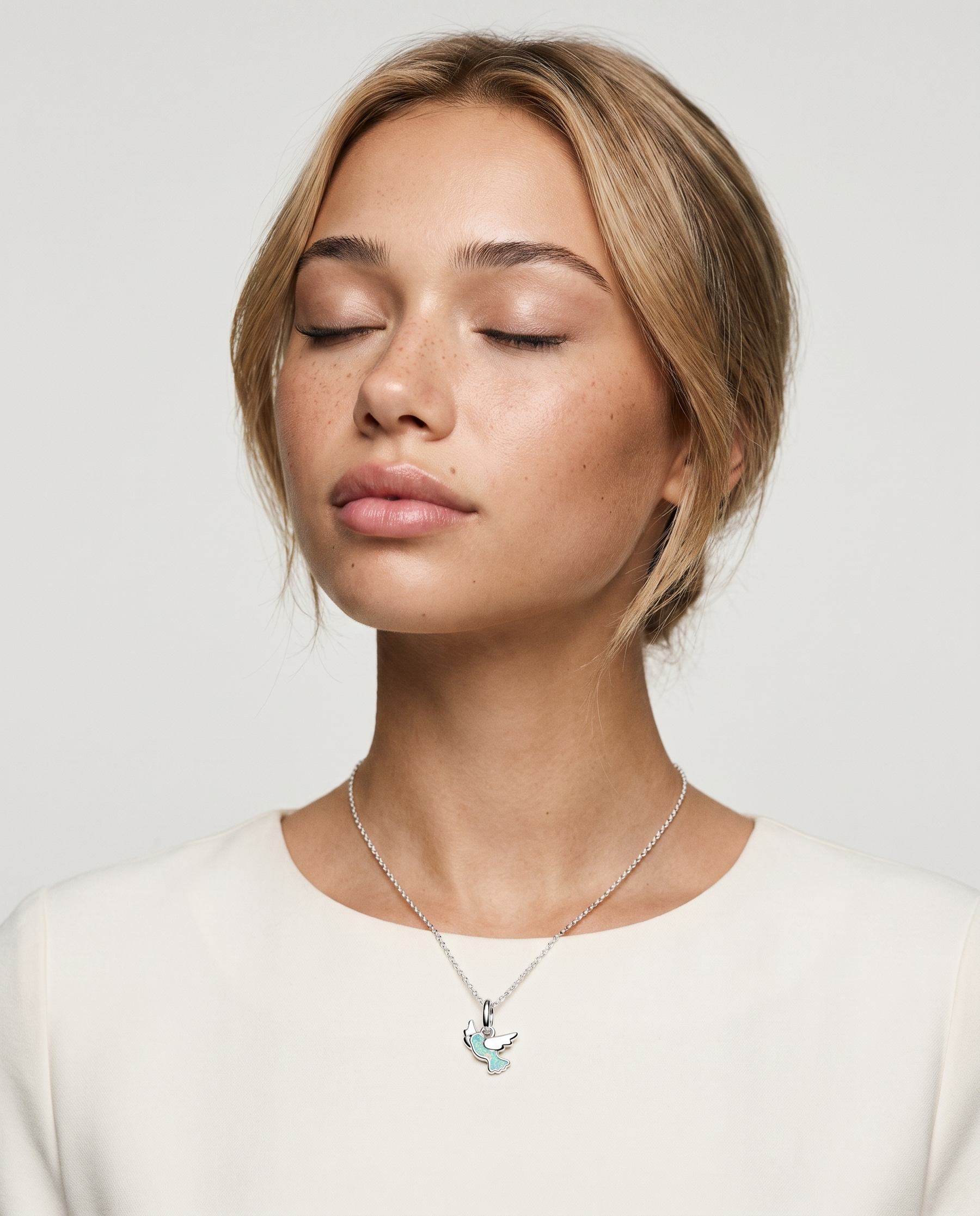 Colombe Charm von Veyra Paris - Kampagnenbild