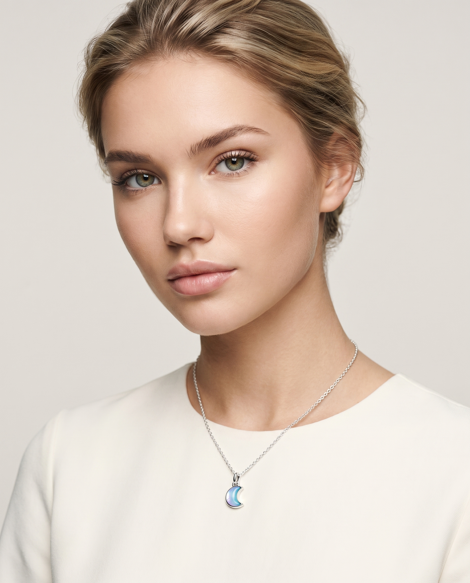 Lune Argent Charm von Veyra Paris - Kampagnenbild