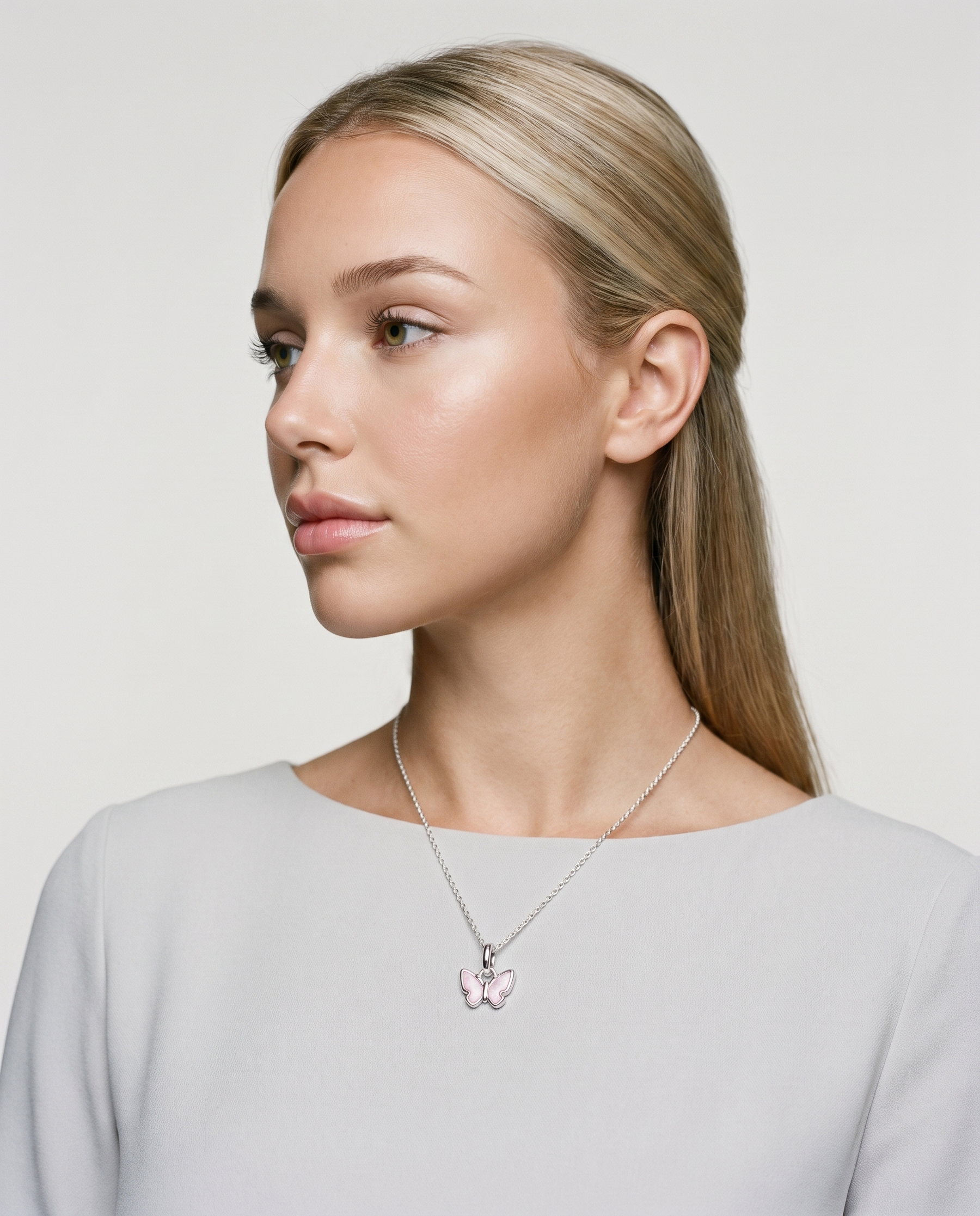 Papillon Charm von Veyra Paris - Kampagnenbild