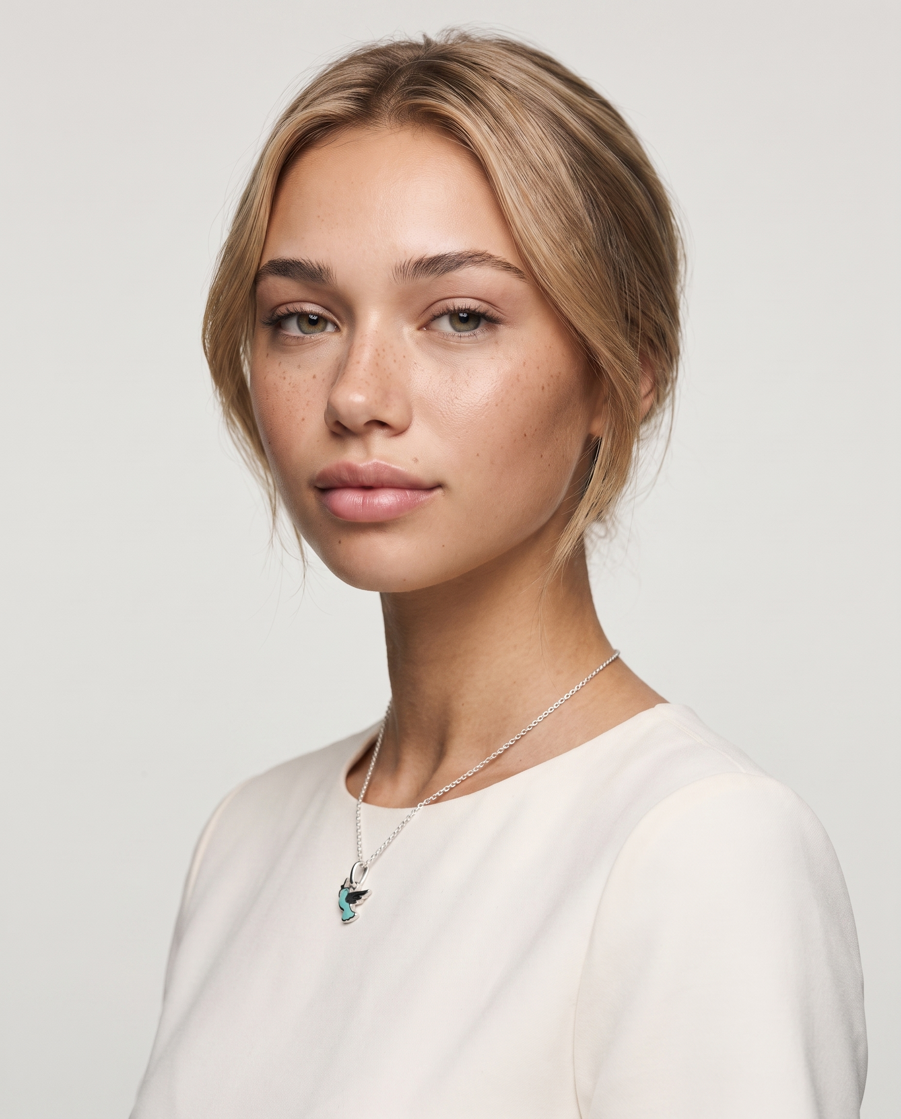 Colombe Charm von Veyra Paris - Model-Portraet