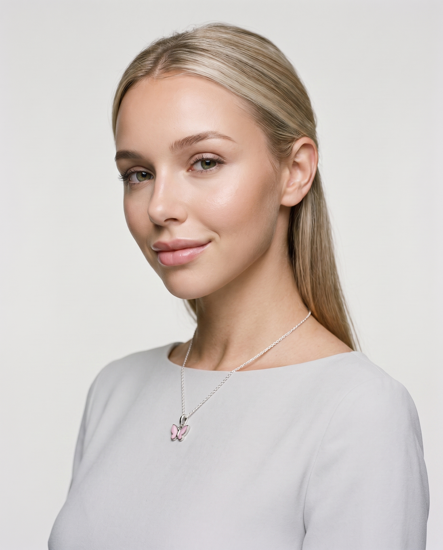 Papillon Charm von Veyra Paris - Model-Portraet