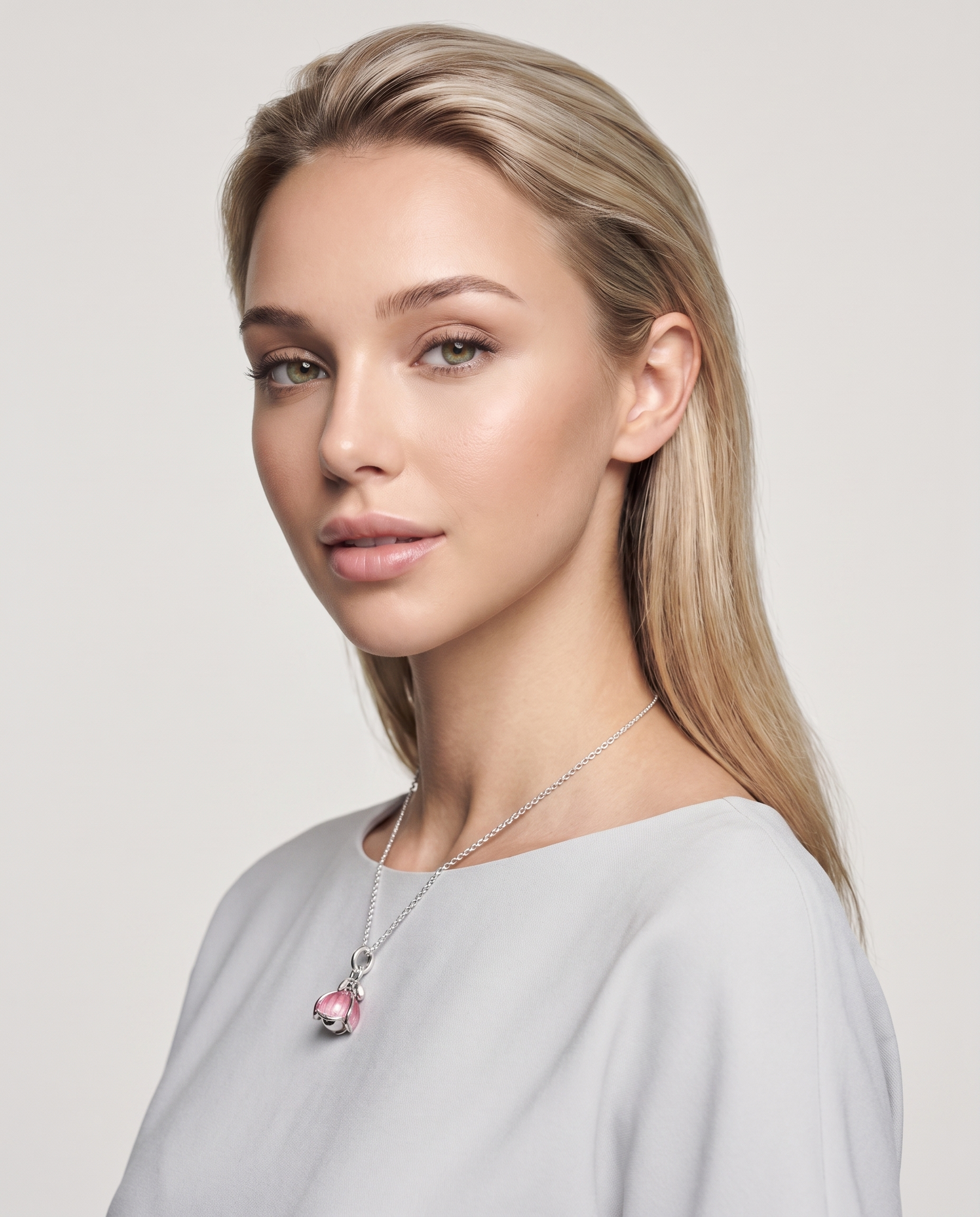 Pivoine Charm von Veyra Paris - Model-Portraet