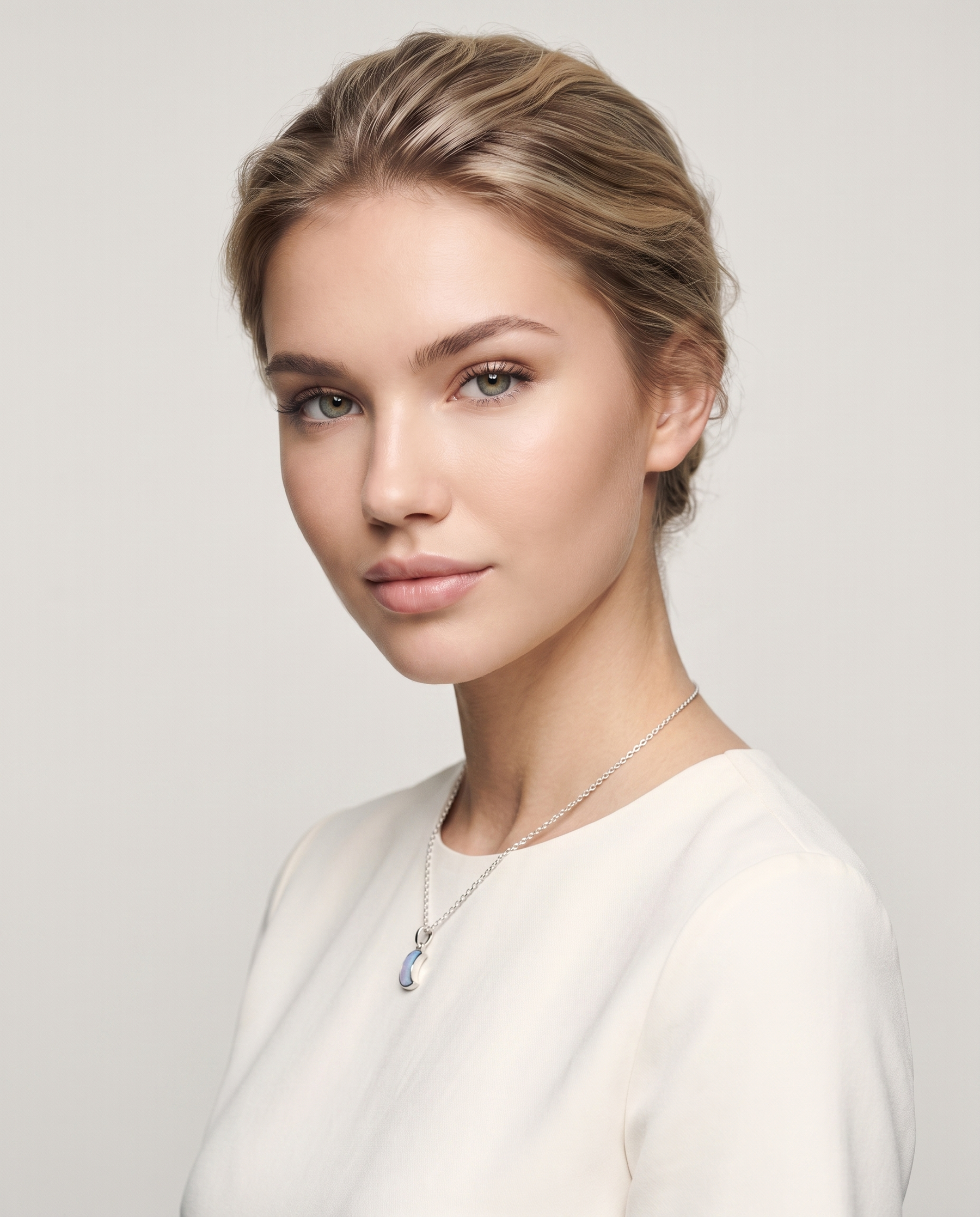 Lune Argent Charm von Veyra Paris - Model-Portraet