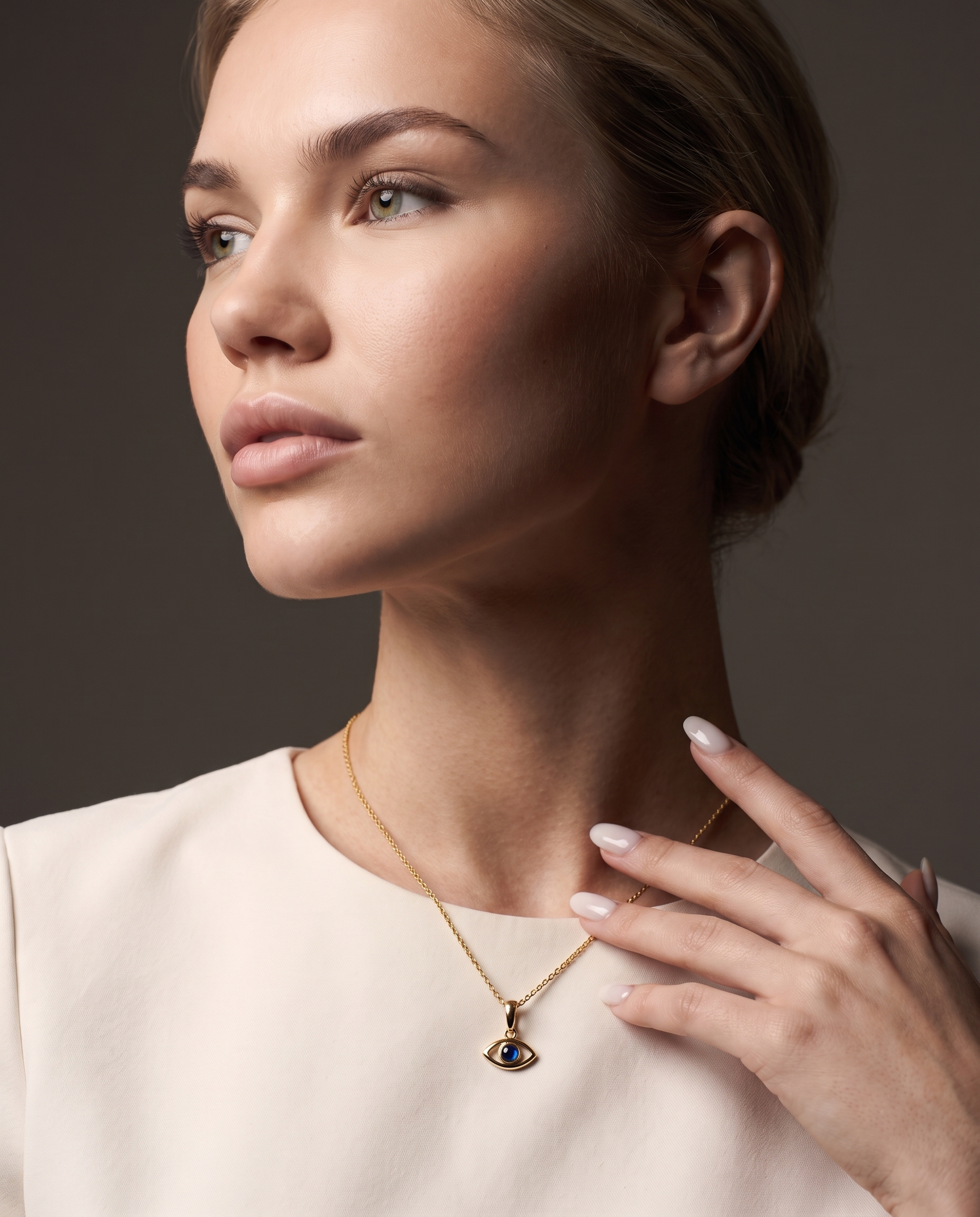 Regard Charm von Veyra Paris - Editorial-Aufnahme
