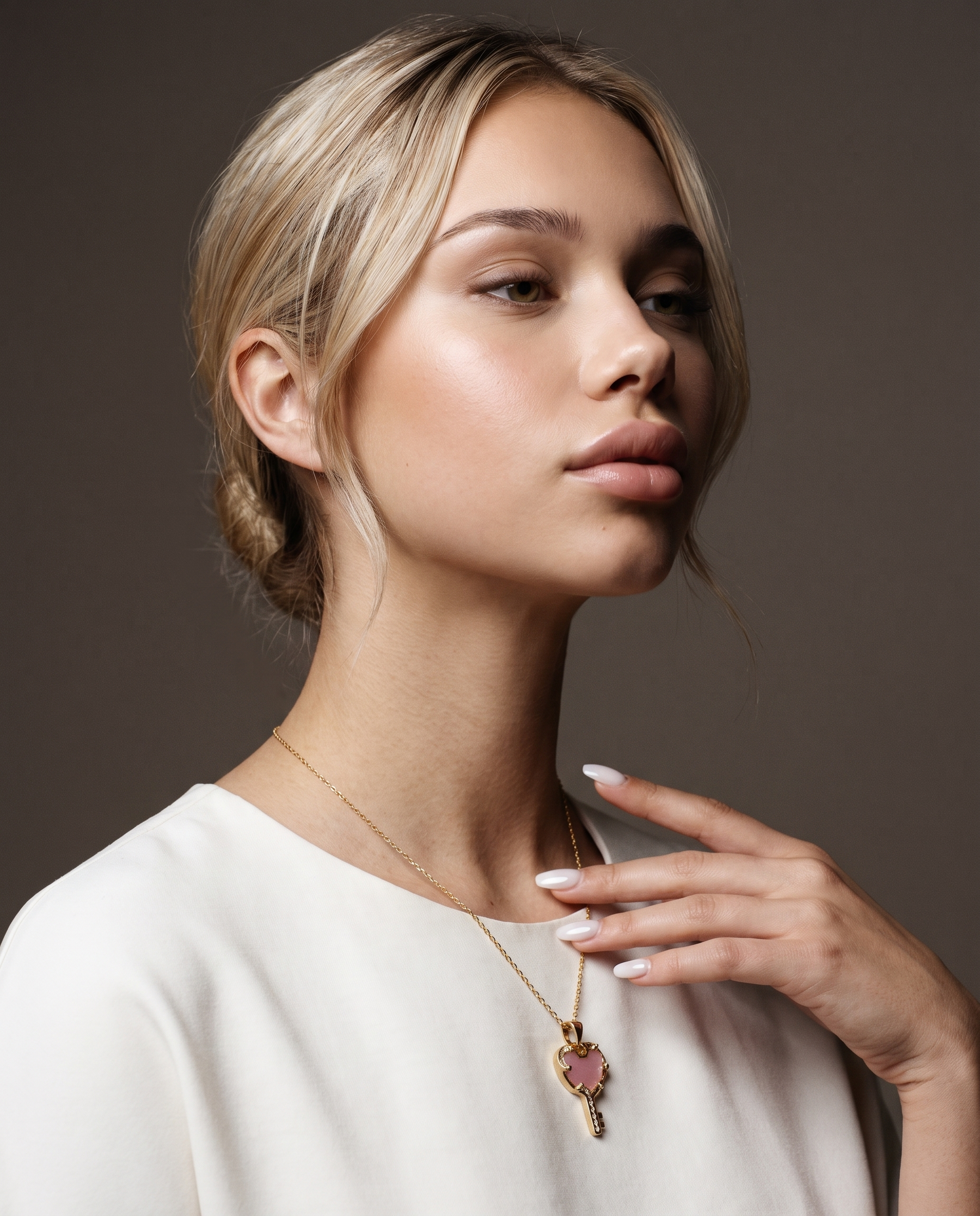 Clé Charm von Veyra Paris - Editorial-Aufnahme