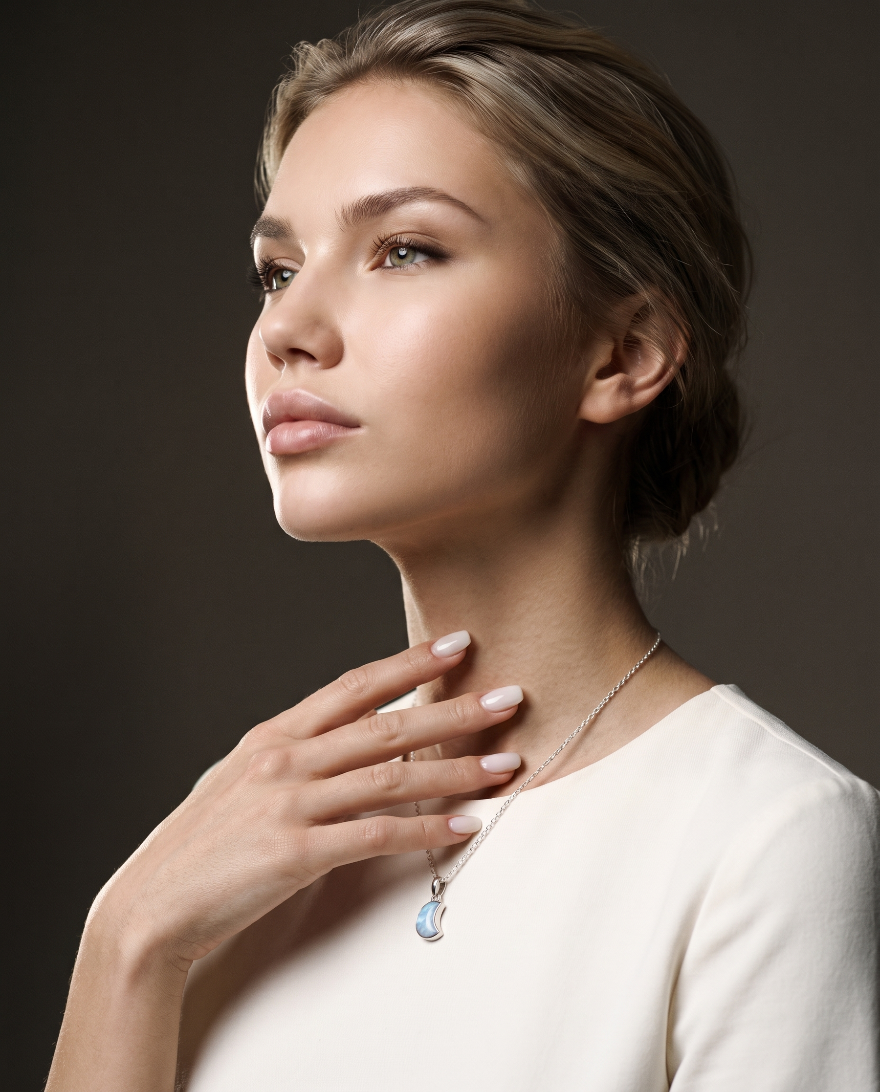 Lune Argent Charm von Veyra Paris - Editorial-Aufnahme
