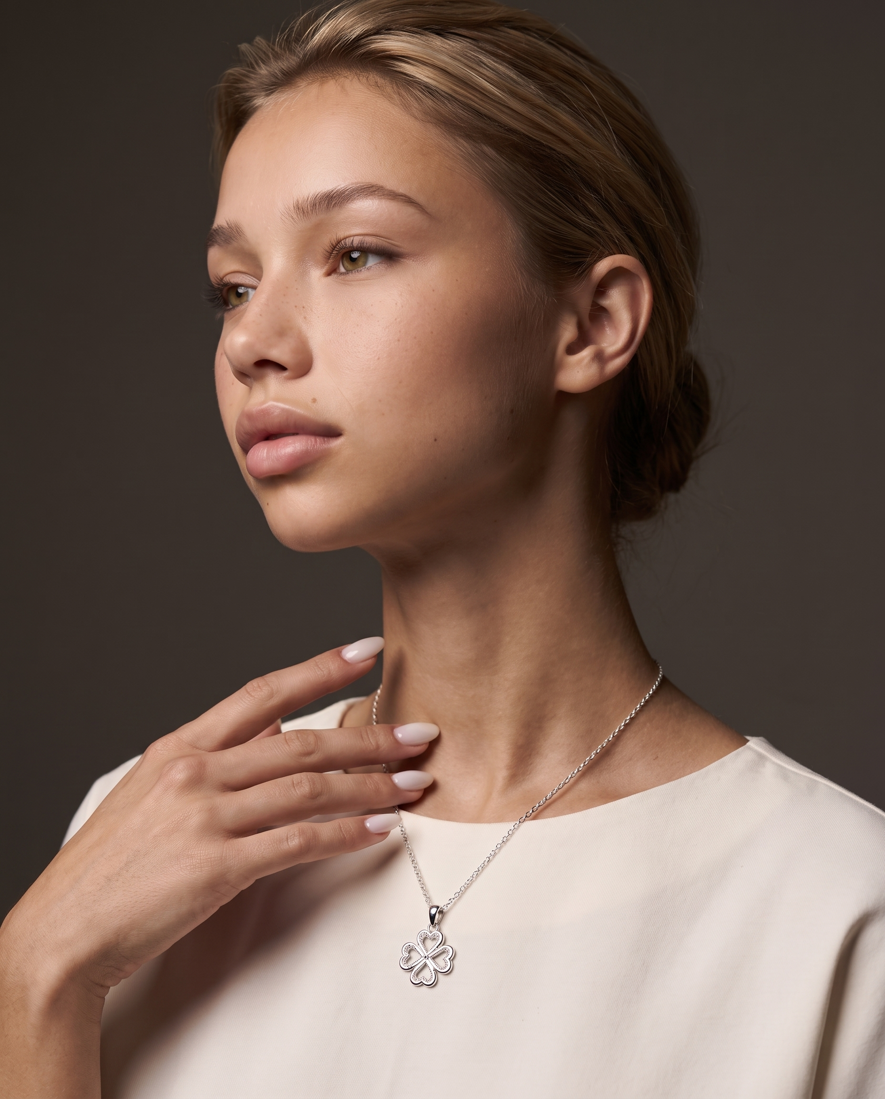 Trèfle Charm von Veyra Paris - Editorial-Aufnahme