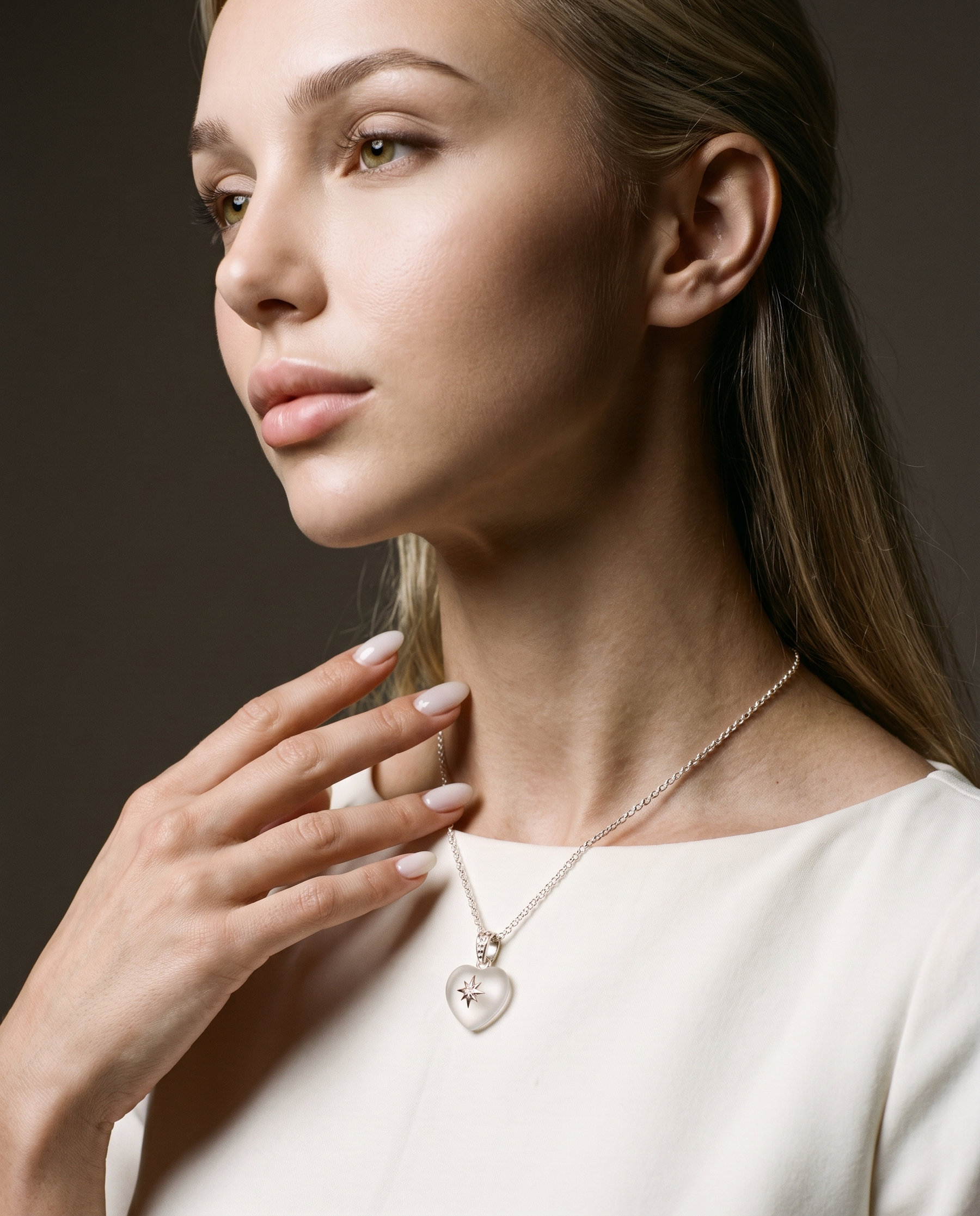 Aurore Charm von Veyra Paris - Editorial-Aufnahme