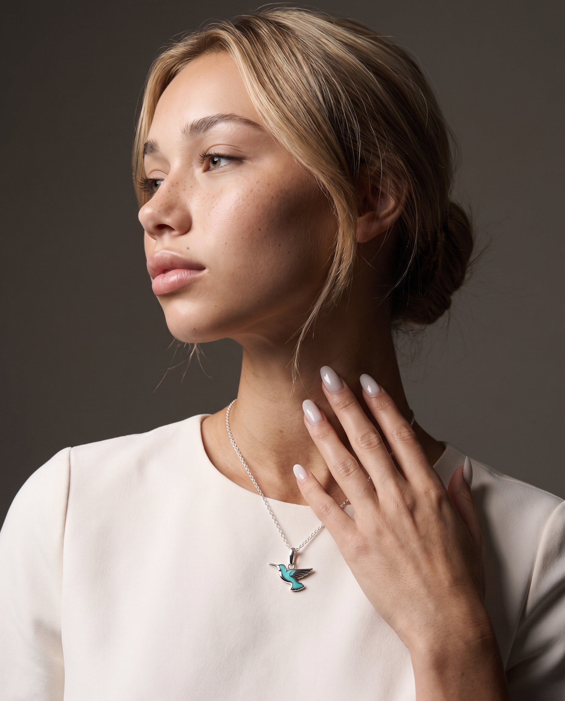 Colombe Charm von Veyra Paris - Editorial-Aufnahme