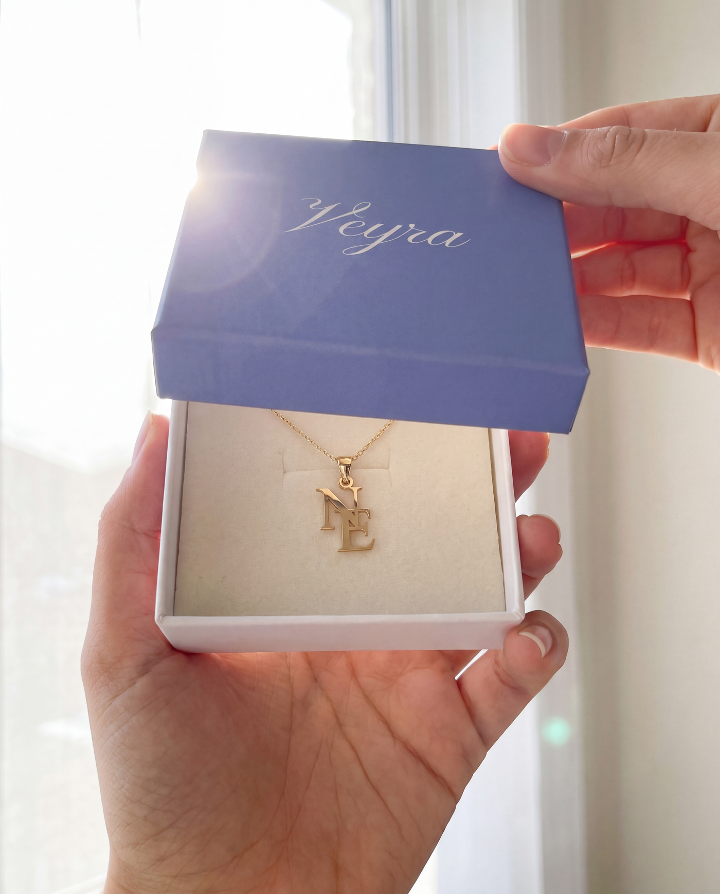 Initialen-Kette in Gold, getragen am Hals